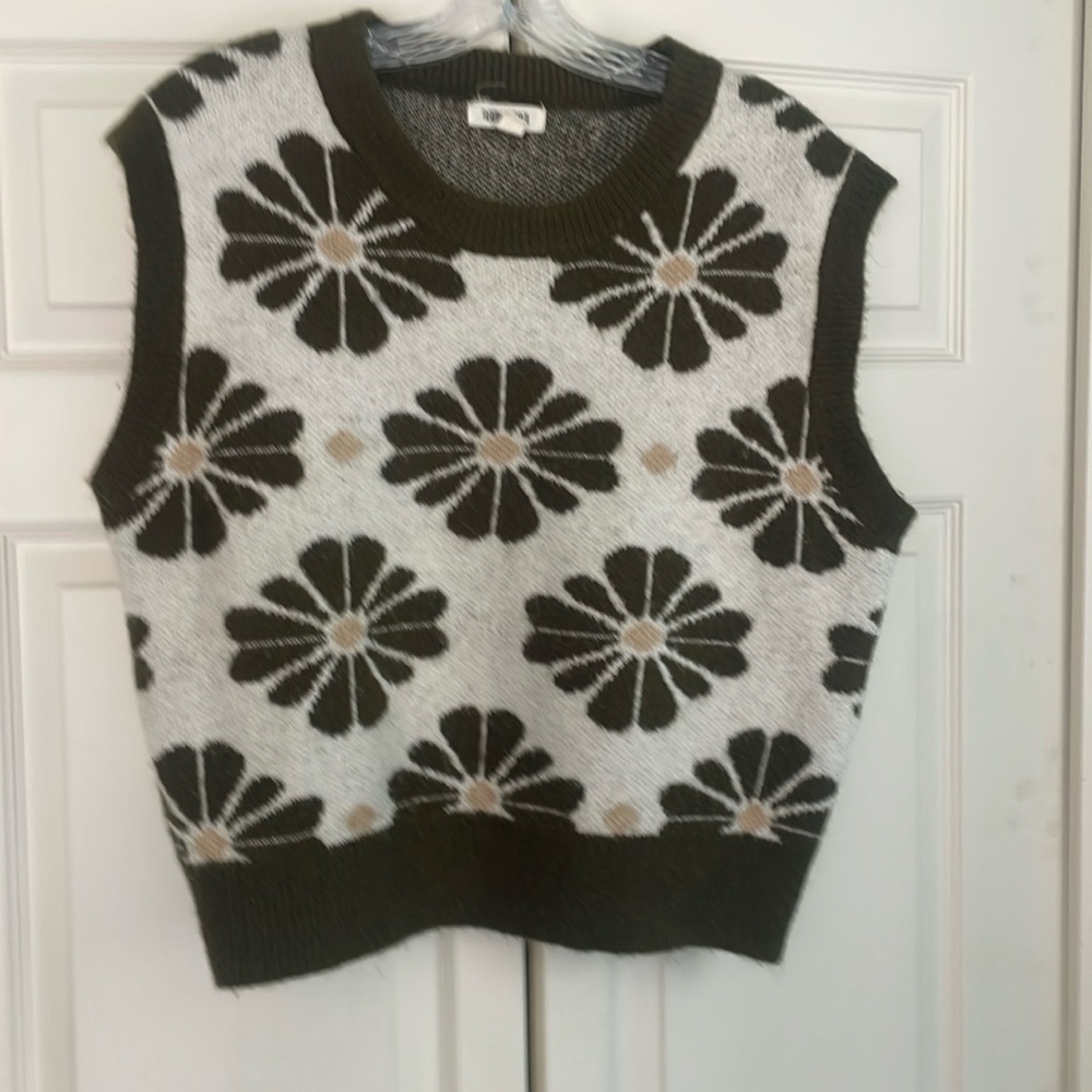 Vonmaur Green and Cream Floral Sweater Vest JUNIOR department